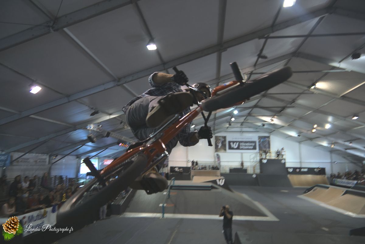 🚴‍♂️ Adrénaline en Images : Reportage Photo du BMX Street Contest Indoor 18