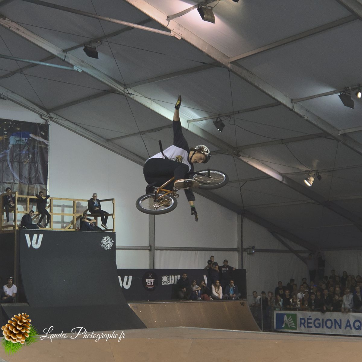 🚴‍♂️ Adrénaline en Images : Reportage Photo du BMX Street Contest Indoor 18