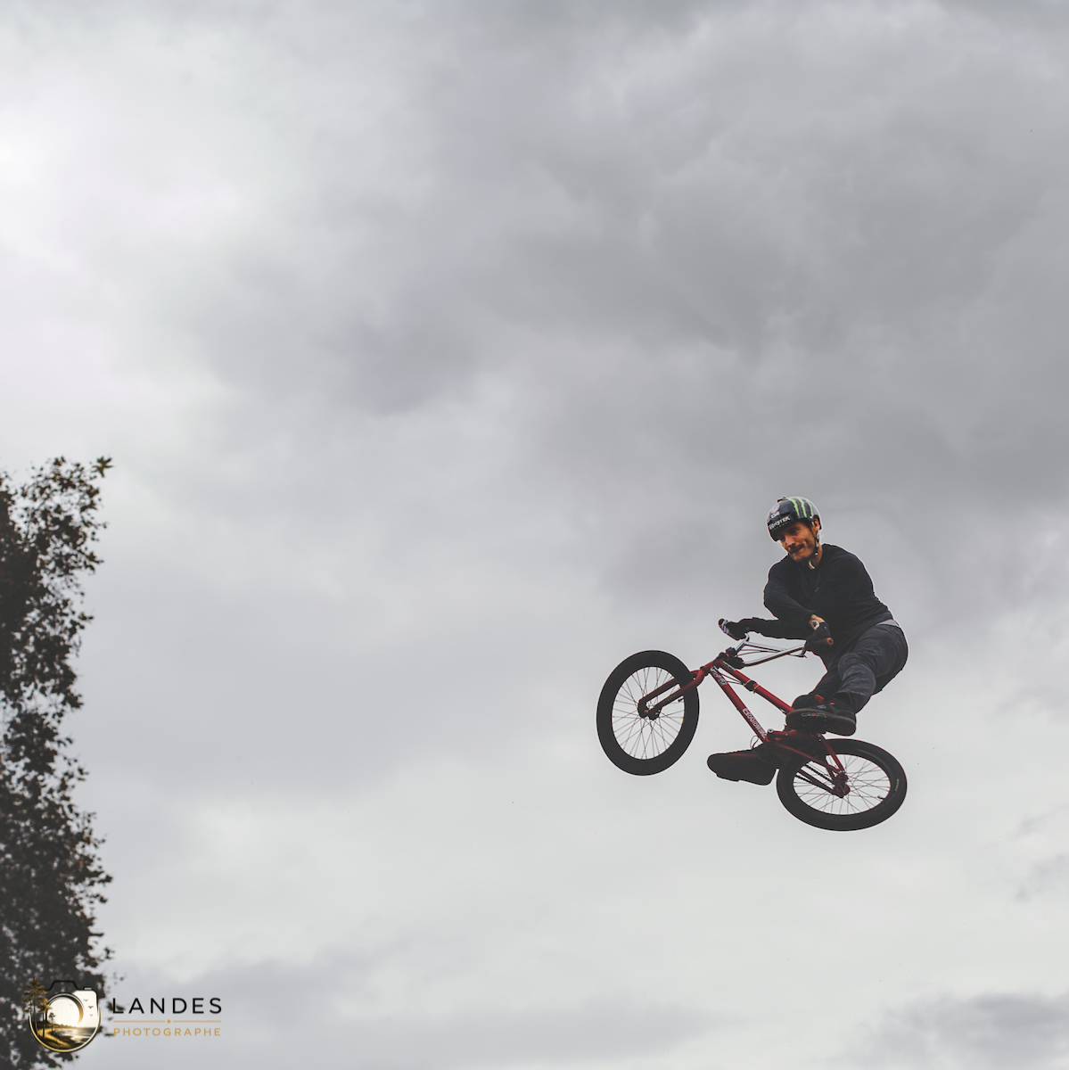 🚴 Contest Dirt BMX aux Vibrations Urbaines #15 : un spectacle aérien sous un ciel d'orage à Pessac
