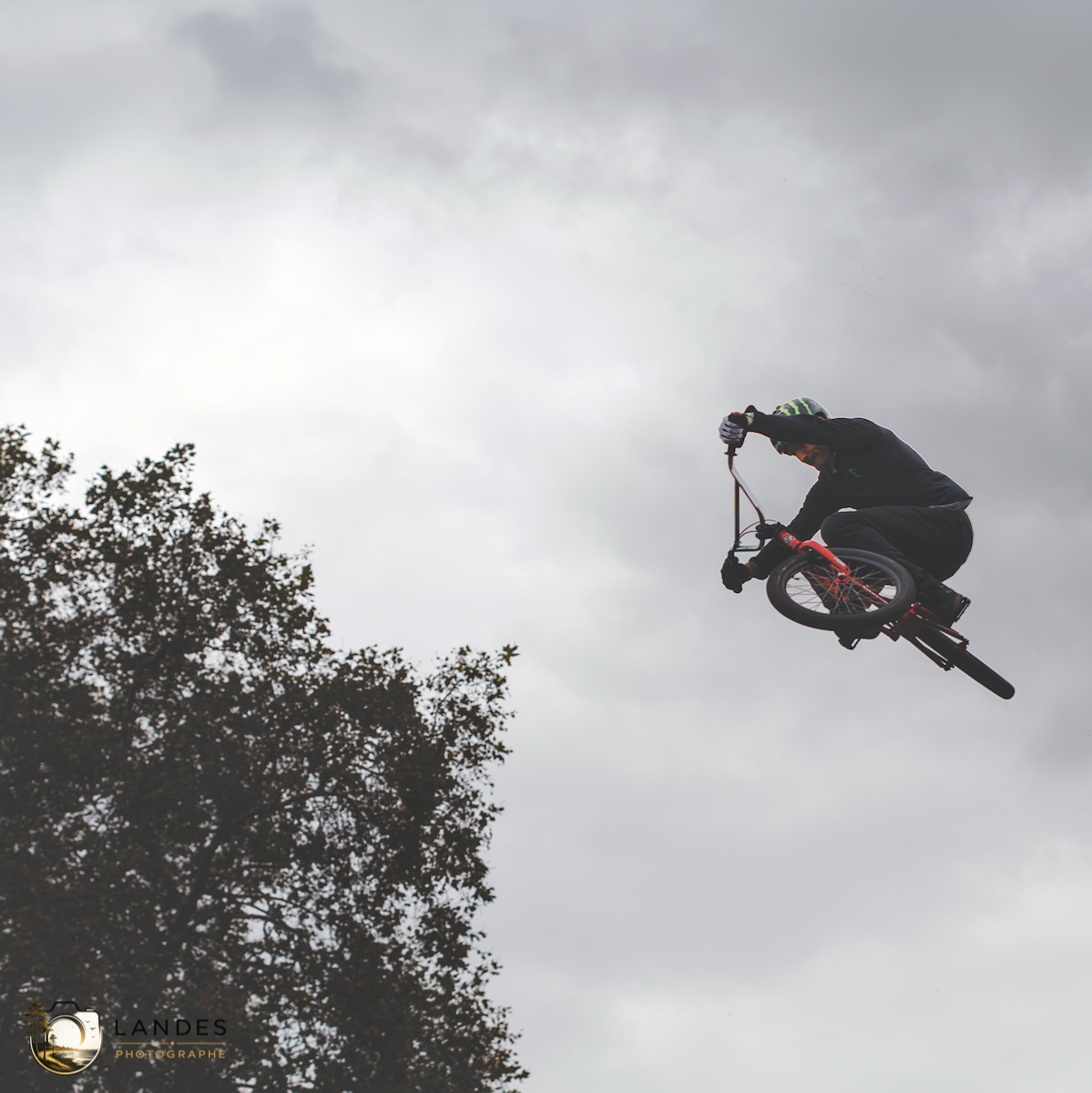 🚴 Contest Dirt BMX aux Vibrations Urbaines #15 : un spectacle aérien sous un ciel d'orage à Pessac