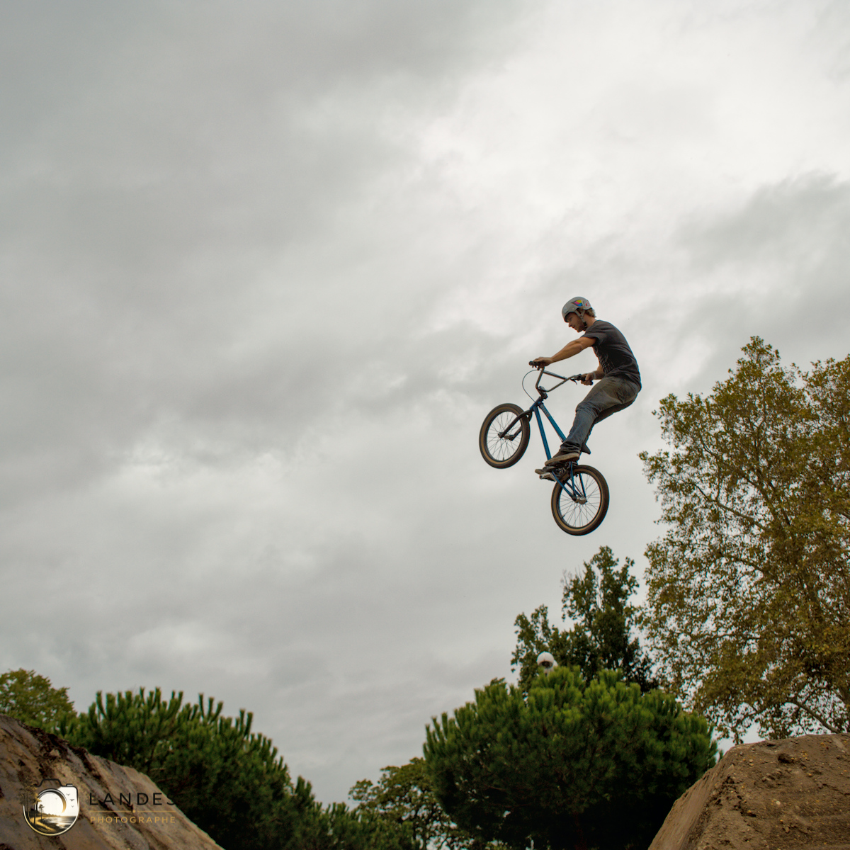 🚴 Contest Dirt BMX aux Vibrations Urbaines #15 : un spectacle aérien sous un ciel d'orage à Pessac