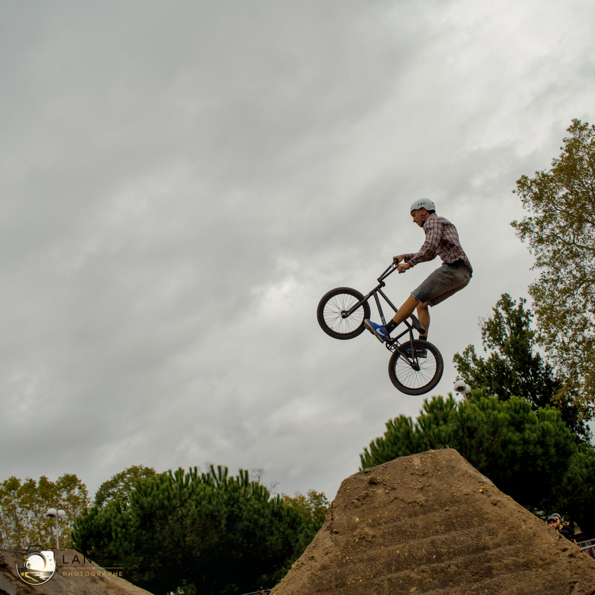 🚴 Contest Dirt BMX aux Vibrations Urbaines #15 : un spectacle aérien sous un ciel d'orage à Pessac