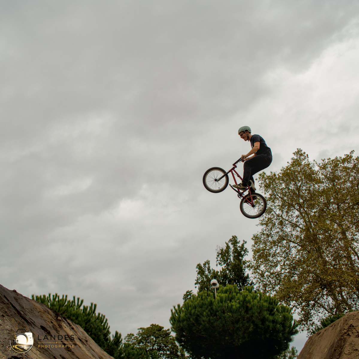 🚴 Contest Dirt BMX aux Vibrations Urbaines #15 : un spectacle aérien sous un ciel d'orage à Pessac