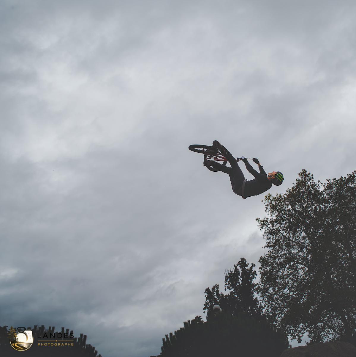 🚴 Contest Dirt BMX aux Vibrations Urbaines #15 : un spectacle aérien sous un ciel d'orage à Pessac