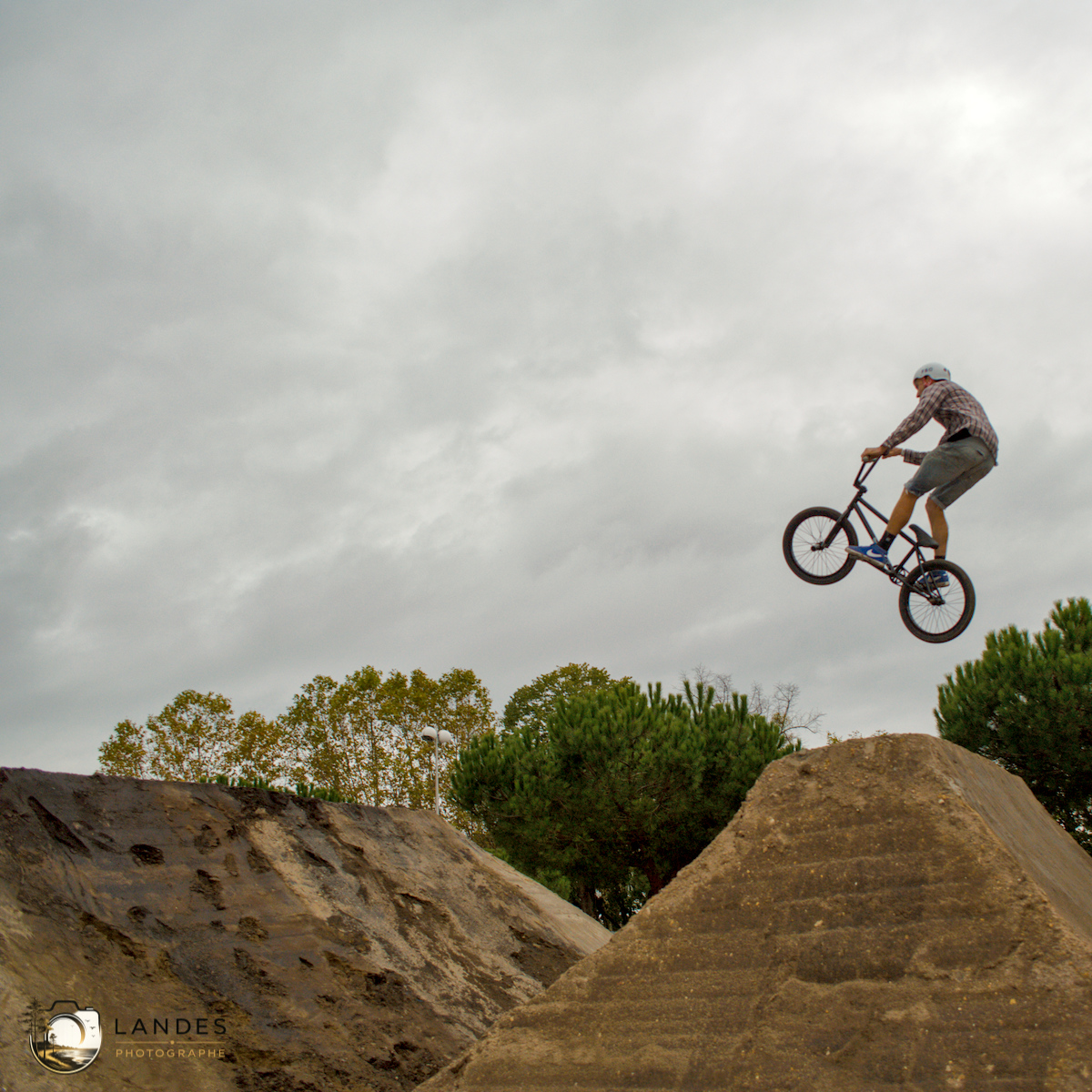 🚴 Contest Dirt BMX aux Vibrations Urbaines #15 : un spectacle aérien sous un ciel d'orage à Pessac