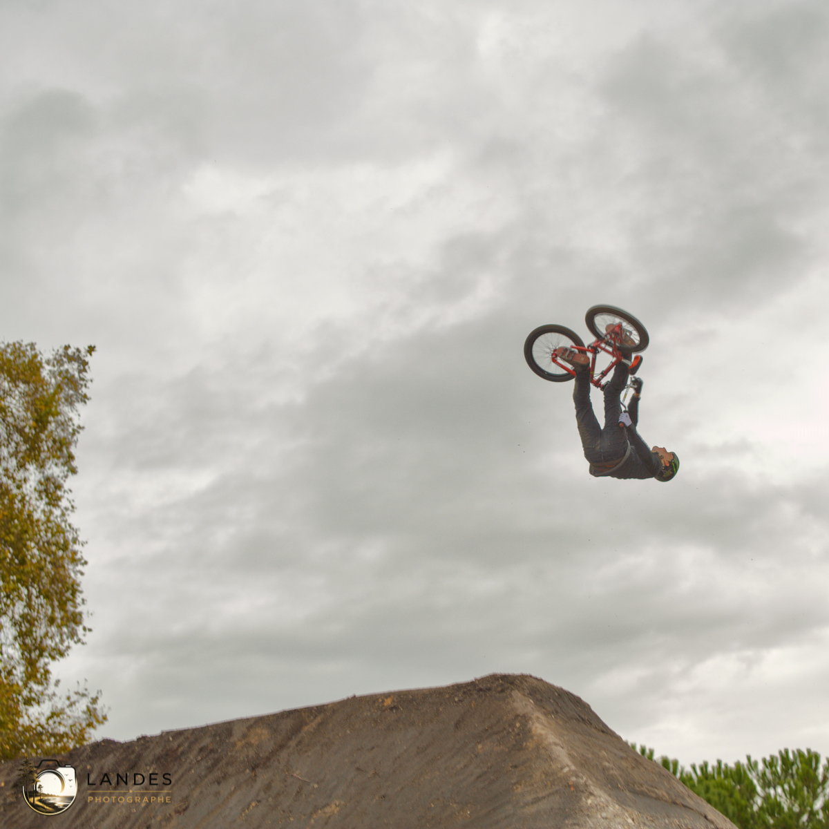 🚴 Contest Dirt BMX aux Vibrations Urbaines #15 : un spectacle aérien sous un ciel d'orage à Pessac