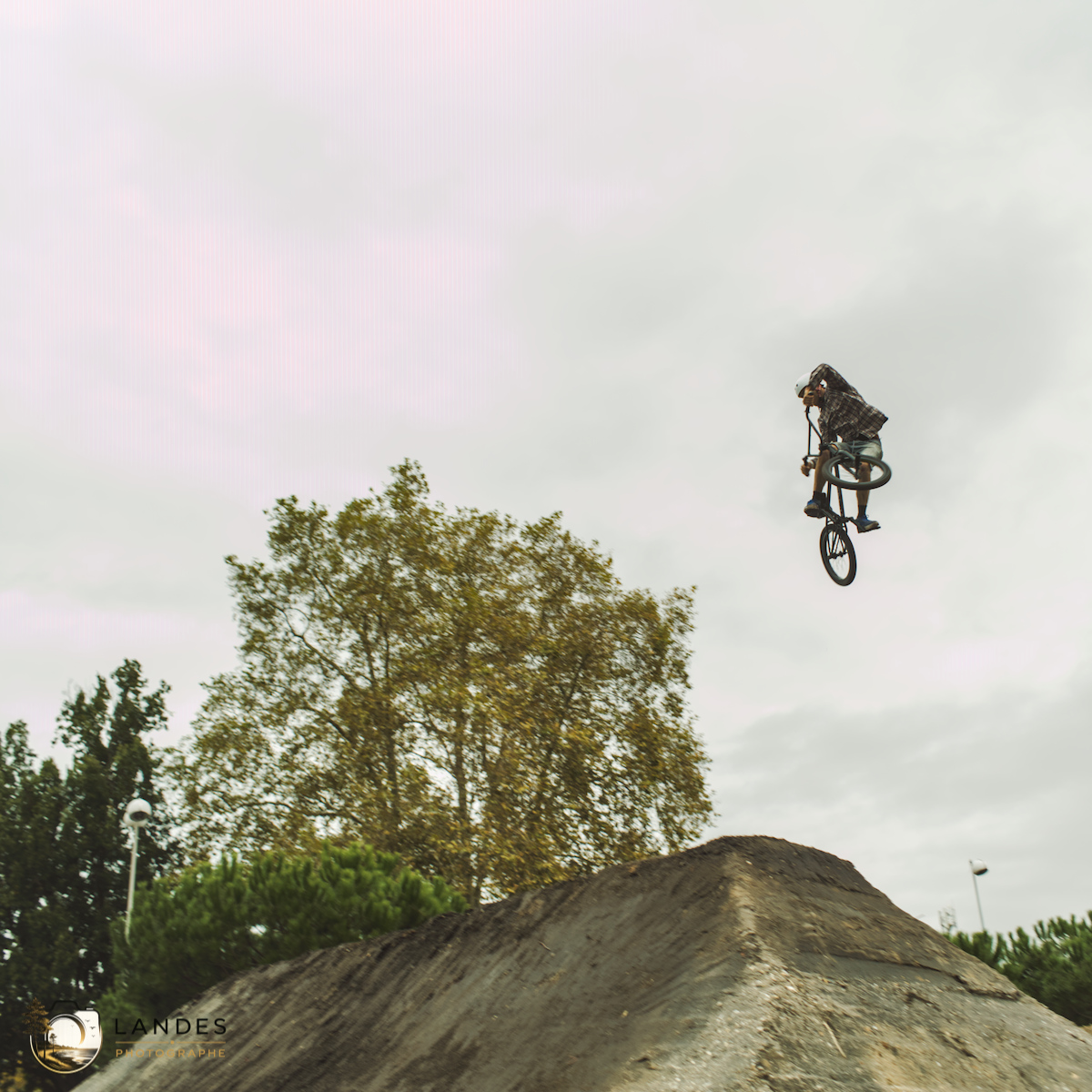 🚴 Contest Dirt BMX aux Vibrations Urbaines #15 : un spectacle aérien sous un ciel d'orage à Pessac