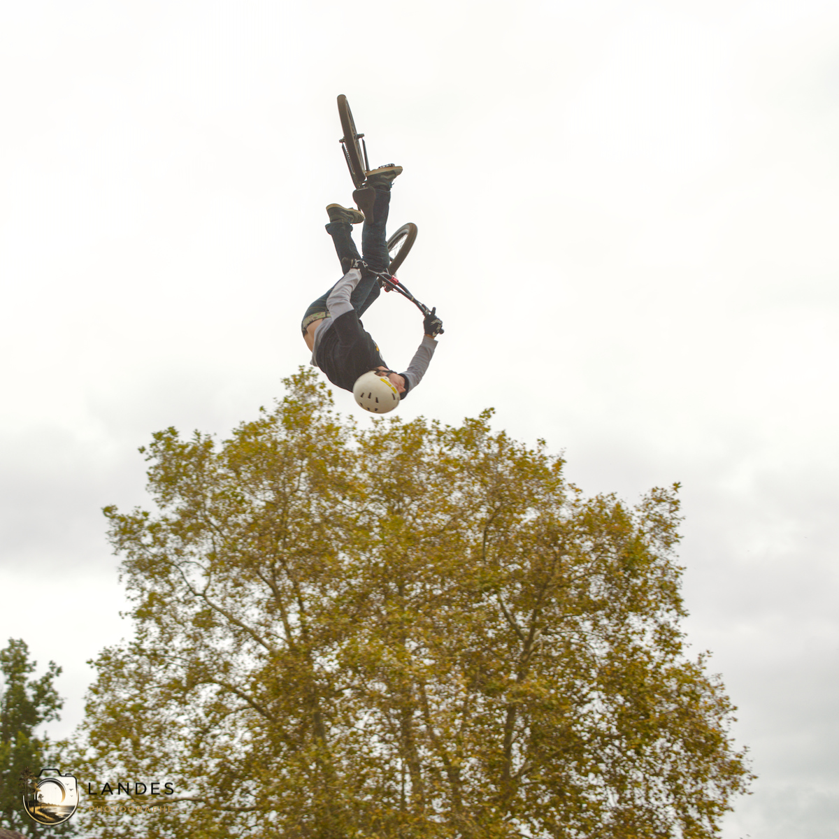 🚴 Contest Dirt BMX aux Vibrations Urbaines #15 : un spectacle aérien sous un ciel d'orage à Pessac