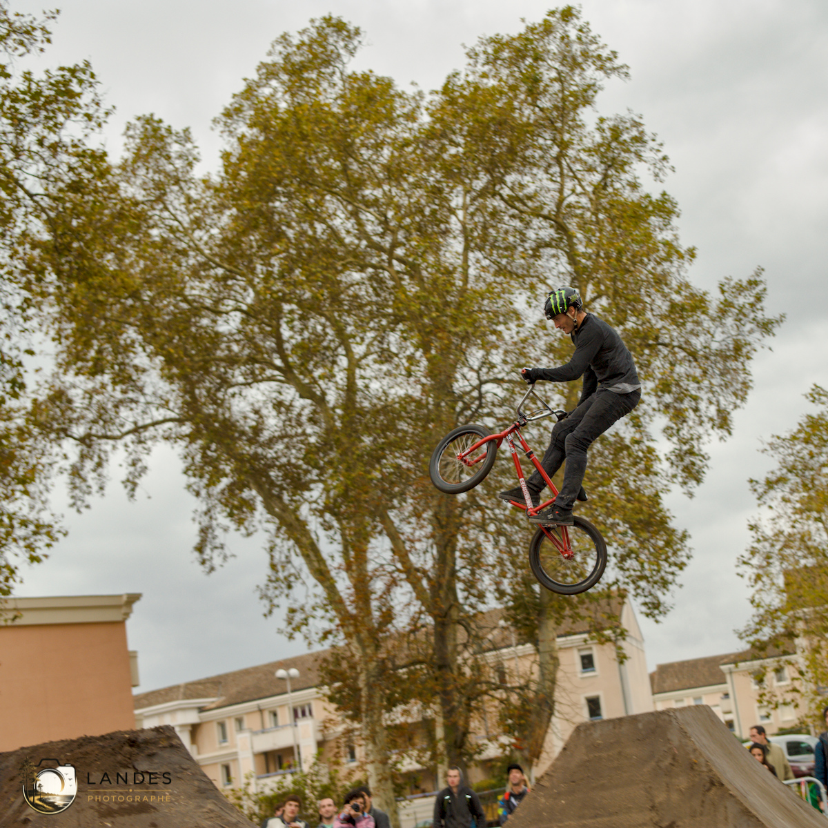 🚴 Contest Dirt BMX aux Vibrations Urbaines #15 : un spectacle aérien sous un ciel d'orage à Pessac